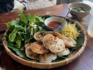 Banh can tom gion tren met tre